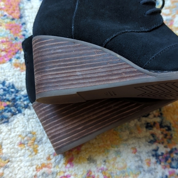 Toms Hyde Classic Suede Lace Up Stacked Wooden Wedge Ankle Booties Black 6 - Picture 16 of 16